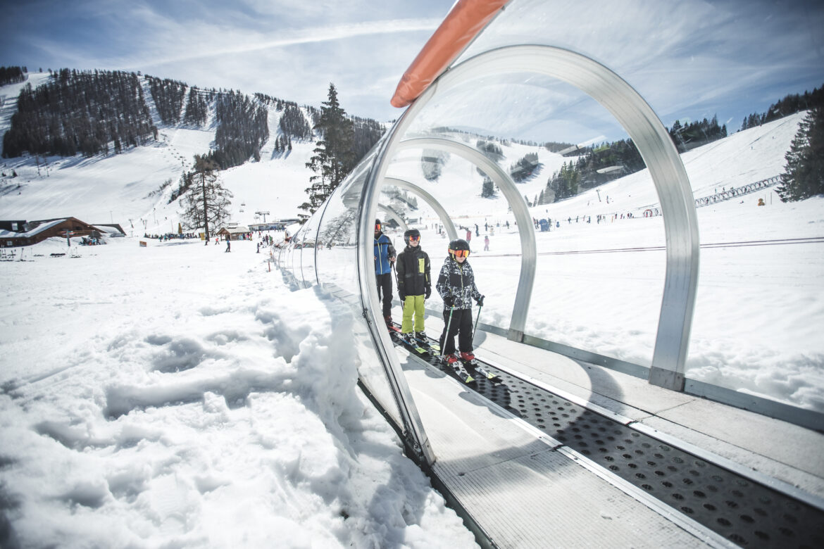 Zauberteppich im Kinderland im Skigebiet Hinterstoder in der Urlaubsregion Pyhrn-Priel.